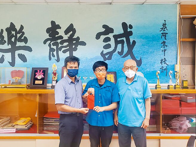 基中學生唐于田（圖中）獨力照顧病父，還能考上6所國立大學，感動不少民眾，他最終選擇就讀花蓮東華大學。（摘自基中臉書／張志康基隆傳真）