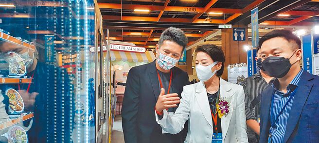 台北世貿一館「2022台北國際連鎖加盟創業展-夏季展」為期4天，出席的台北市副市長黃珊珊（中）表示，疫情讓很多產業受衝擊，北市下周也將提出振興規畫。（北市產發局提供／張芷瑜台北傳真）