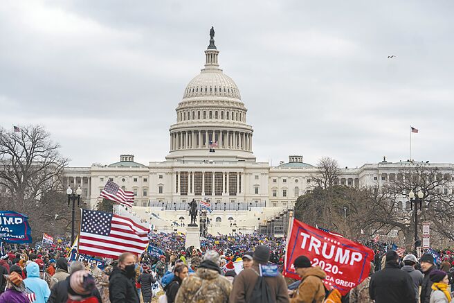 美国眾议院特别委员会9日针对去年1月发生的国会山庄暴动，举行公听会，委员会主席汤普森点名前总统川普，认为是一次未遂的政变。（新华社）