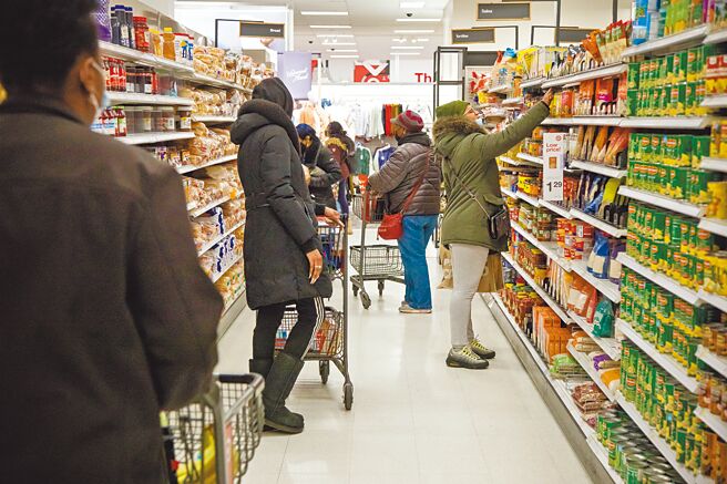 美国汽油、粮食和其他生活支出价格在5月大幅上涨，整体消费者物价指数（CPI）比去同期劲升8.6％。图为纽约消费者2月初在一家超市购物。（新华社）