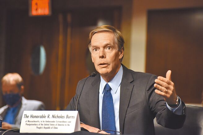 美國駐中國大使伯恩斯9日在一場視訊研討會表示，現在的美中關係是50年來的低谷。（中新社）
