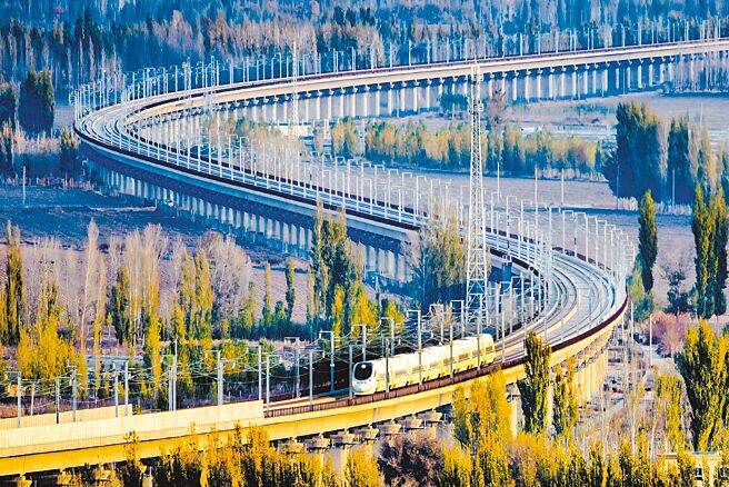 大陆官方10日表示，到2021年底全大陆铁路营业里程达到15万公里，通达93%的50万人口以上城市。图为兰州至乌鲁木齐的「兰新高铁」。（新华社）