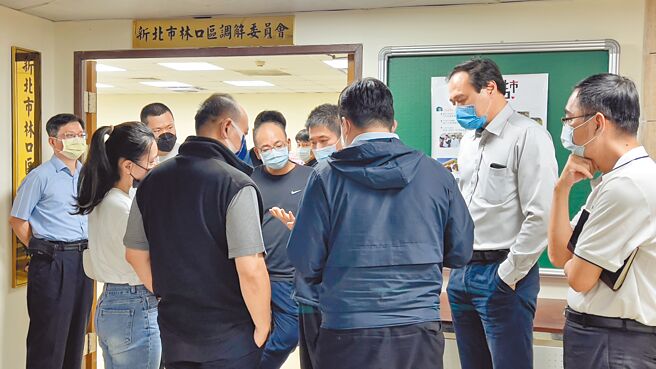 针对林口警分局鄂姓女警上月驾驶巡逻车撞毁民车一案，受损的2名车主与女警三方，昨天下午在林口区公所第2次调解。（吕健豪摄）