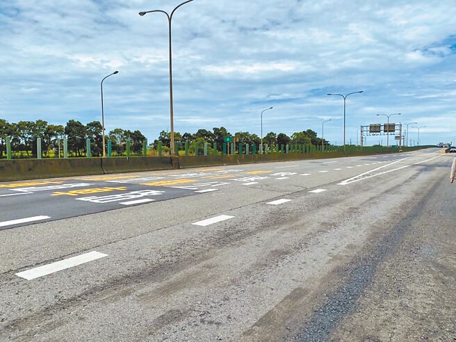 桃园市台61与台66线重车往来频繁，遇上雨季路面恐再毁损，交通部长王国材盼争取经费全面翻修。（蔡明亘摄）