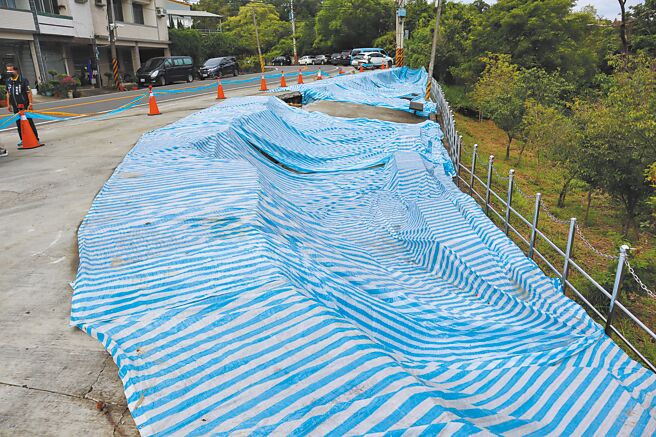 宝山水库大坝旁停车广场崩塌，面积约有300平方米。（邱立雅摄）