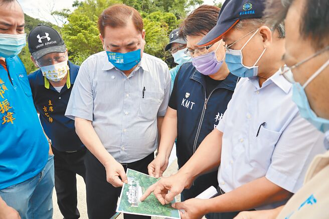 宝山水库大坝旁广场因雨严重塌陷，立委林思铭（右三）与副县长陈见贤（右四）等人10日下午前往会勘，商讨因应措施。（邱立雅摄）