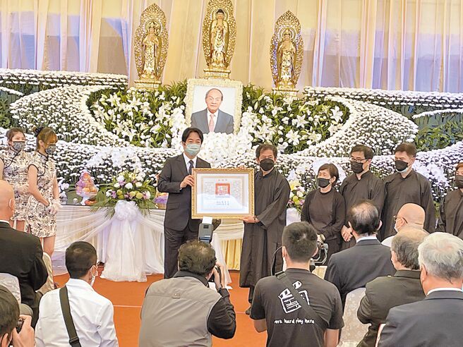 前中选会主委黄石城告别式，副总统赖清德代表总统颁褒扬令。（吴敏菁摄）