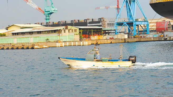 高雄市渔民在小港临海新村渔港出海作业。（林雅惠摄）