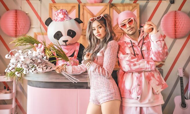 黄明志（右）将和陈芳语一同踏上本届金曲奖红毯。（亚洲通文创提供）