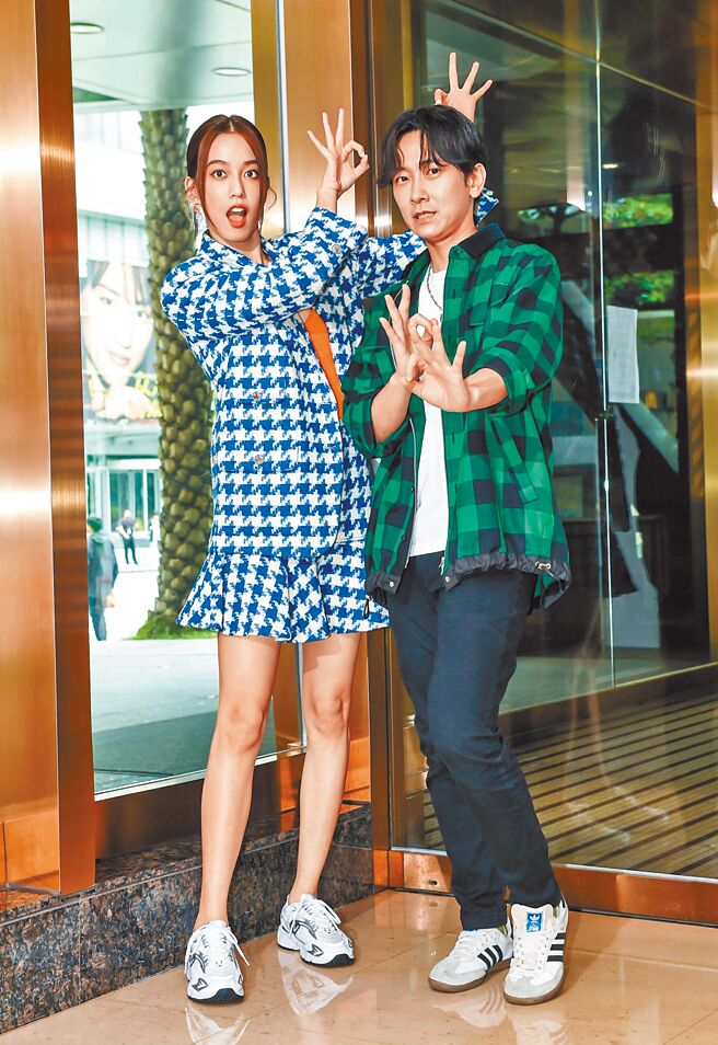 陈庭妮（左）、施名帅昨分享拍摄时要竭尽所能地玩。（时创影业提供）