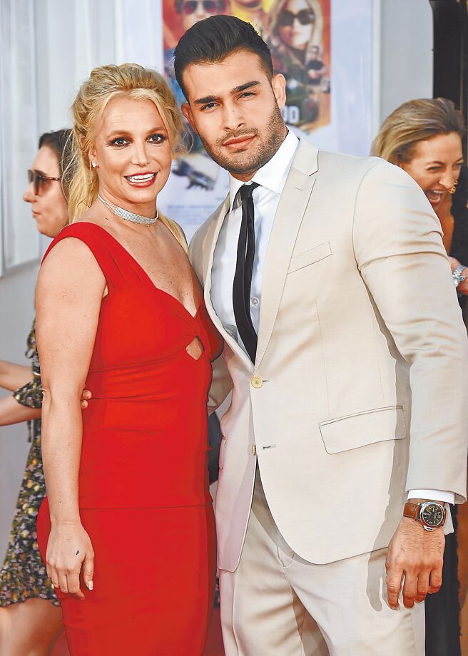 小甜甜布兰妮（左）与男友山姆阿斯加利日前完婚。（美联社）