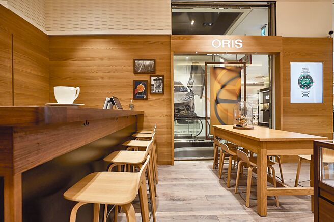 ORIS板桥大远百的「Watch & Coffee」复合店，可一边品尝咖啡一边赏表，更添品味。（ORIS提供）