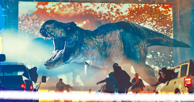 《侏羅紀世界：統霸天下》雖以恐龍為核心，也帶出基因改造等議題。（UIP提供）