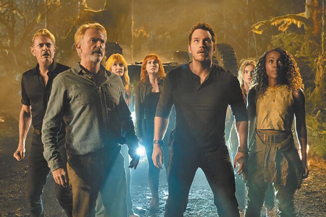 《侏羅紀公園》傑夫高布倫（左起）、山姆尼爾、蘿拉鄧恩與《侏羅紀世界》布萊絲達拉斯霍華、克里斯普萊特兩代主角在《侏羅紀世界：統霸天下》驚喜同框。（UIP提供）