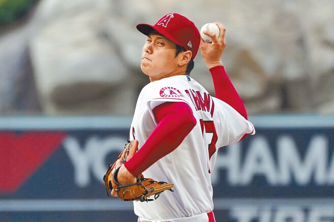 投手大谷翔平用犀利的指叉球对付红袜打者。（美联社）