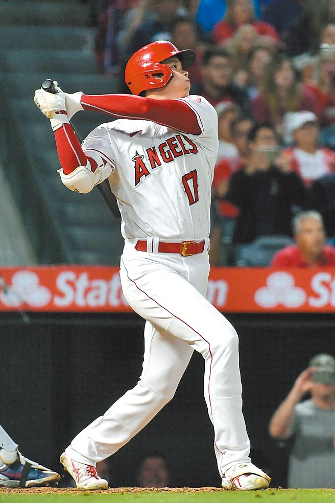 打者大谷翔平在5局下击出逆转两分全垒打。（路透）