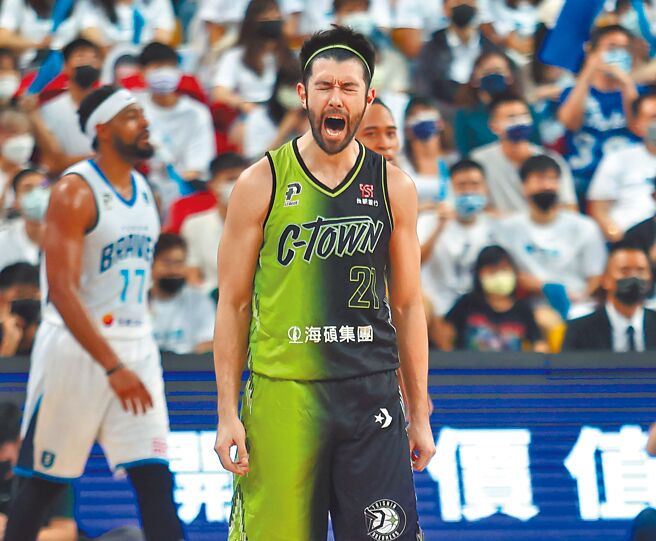 PLG季後賽夢想家客場戰勇士，夢想家陣中簡浩（中）投進三分球後轉身吶喊。（中央社）