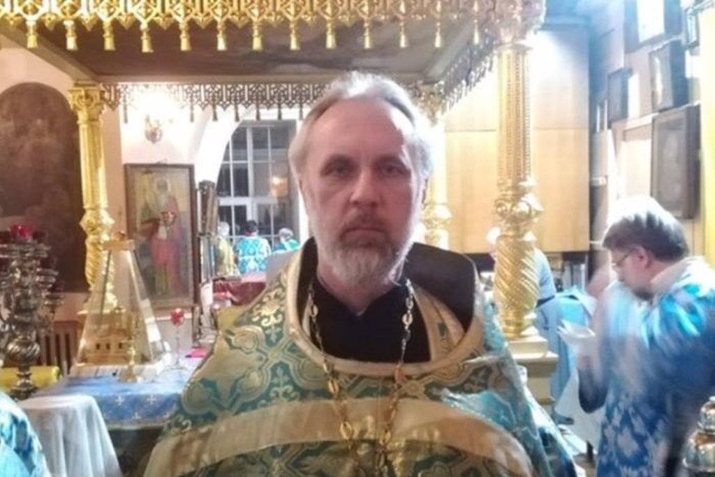 俄罗斯东正教的神职士库摩亚罗夫，因为反对战争，并称俄军战死上不了天堂，而被逮捕。图/twitter(photo:ChinaTimes)