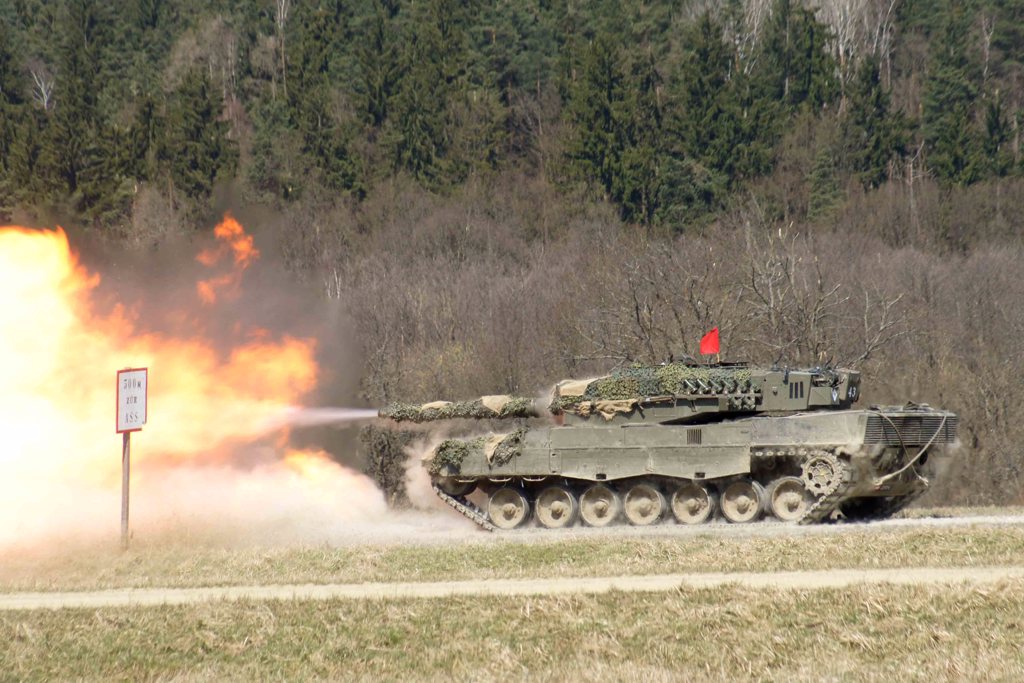 豹2A4开火中。图/NATO(photo:ChinaTimes)