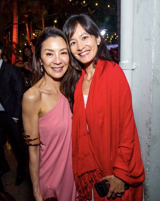 Janet贴出与杨紫琼的合照，后者竟比她还要瘦，成为讨论亮点。(翻摄自Janet Hsieh 谢怡芬脸书)