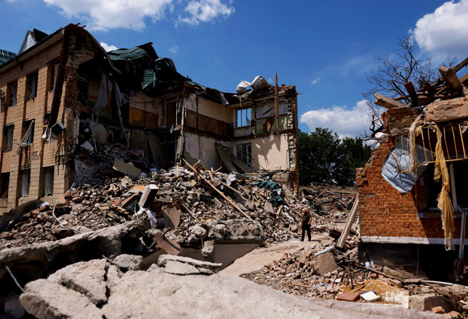 烏克蘭南部尼古拉耶夫州（Mykolaiv）州長金恩（Vitaly Kim）警告，前線彈藥快用罄、俄軍火力更強大，急需國際軍援。圖為尼古拉耶夫州巴什坦卡（Bashtanka）被摧毀的政府大樓。（資料照／路透社）