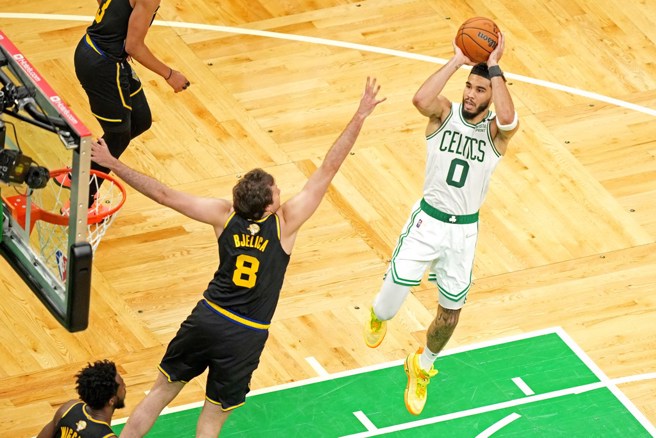 別利查(左)在總冠軍賽G4防守塔圖績效驚人。(路透資料照)