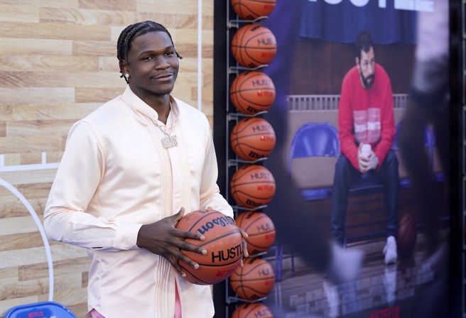 爱德华兹这次在电影中扮演一名嘴贱新星相当入戏。(美联社资料照)