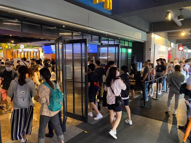 医师陈昶宇贴出台北信义区假日人潮，大批民眾买票看电影。(翻摄自 陈昶宇脸书)