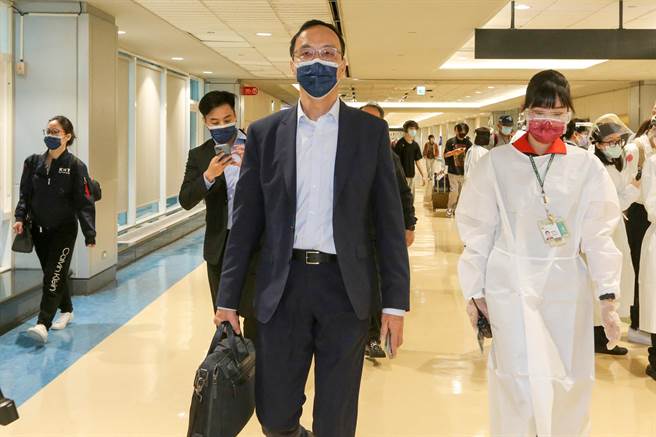 國民黨主席朱立倫結束9天訪美行程後，於12日清晨搭機抵台。他在入境時媒體詢問國民黨空降參選桃園市長的張善政，迄今尚未與宣布參選桃園市長的立委呂玉玲見面一事時，朱立倫以「我這兩天要隔離」笑答，明顯避談此事。（陳麒全攝）