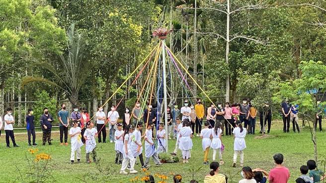 雲林縣山峰國小學生展演四季慶典活動儀式以春之舞慶賀萬物生長的季節。（教育部提供／林志成台北傳真）