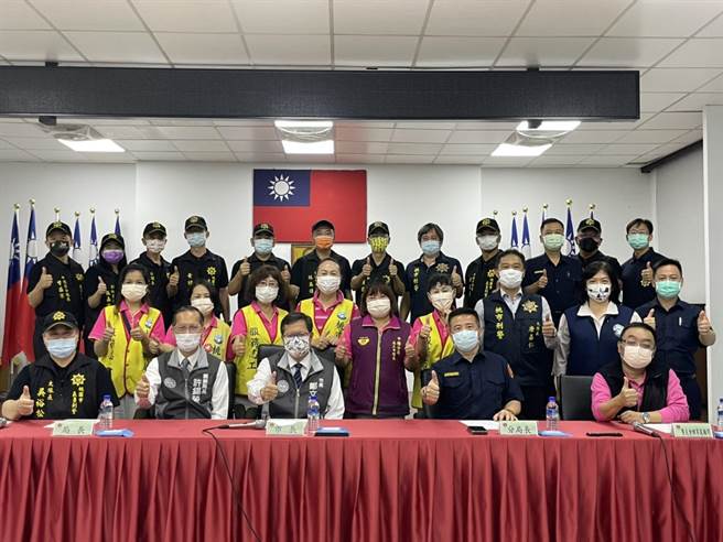 桃園市長鄭文燦慰勞桃警團隊辛勞。(呂筱蟬攝)