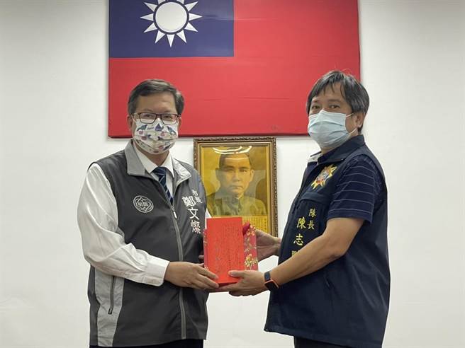 桃園市長鄭文燦慰勞桃警團隊辛勞。(呂筱蟬攝)