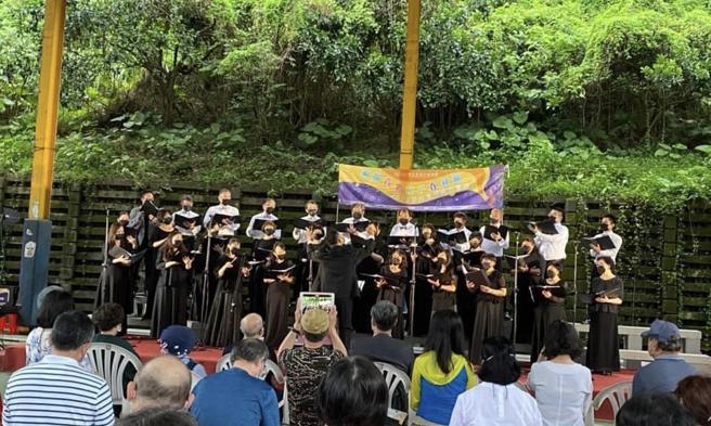 左化鹏》篮球场中的音乐会。（照片来源：作者提供）