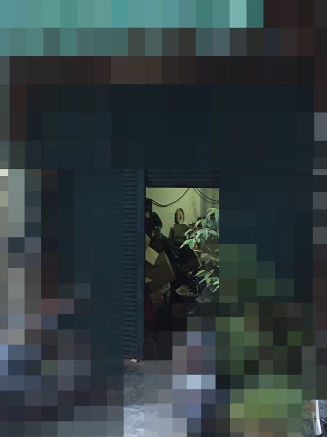 高雄地检署依《杀人罪》声押获准，将吴翁大女儿于今日凌晨1时送往高雄女子监狱。（崔正纲摄）