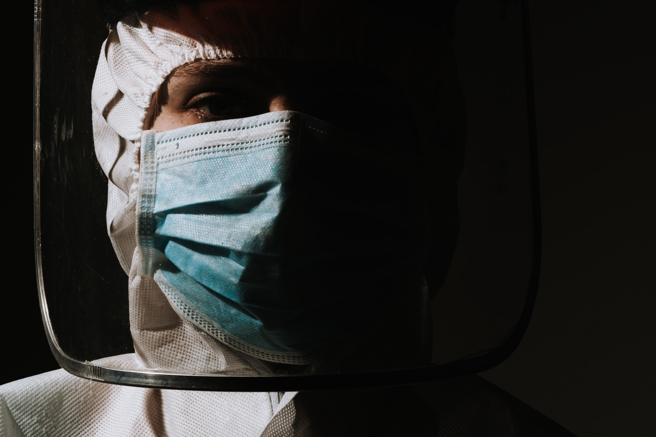 新冠疫情的经歷让人永生难忘，就像二次大战改变我父母那一代对世界的认知，疫情也改变了我们看世界的角度。(示意图/shutterstock)