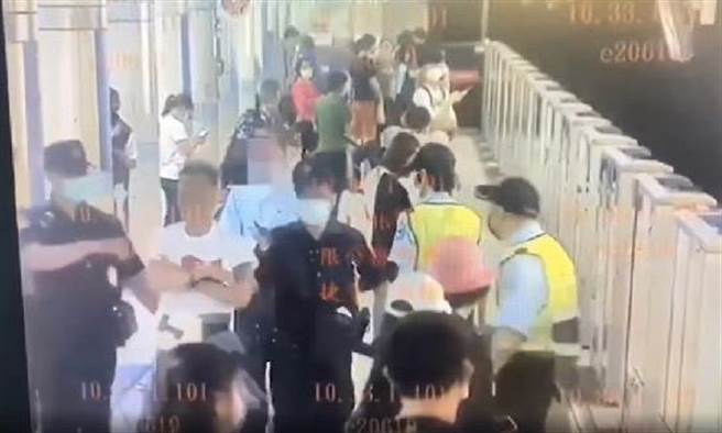 林姓男子遭员警上铐带回警局保护管束。（翻摄画面）