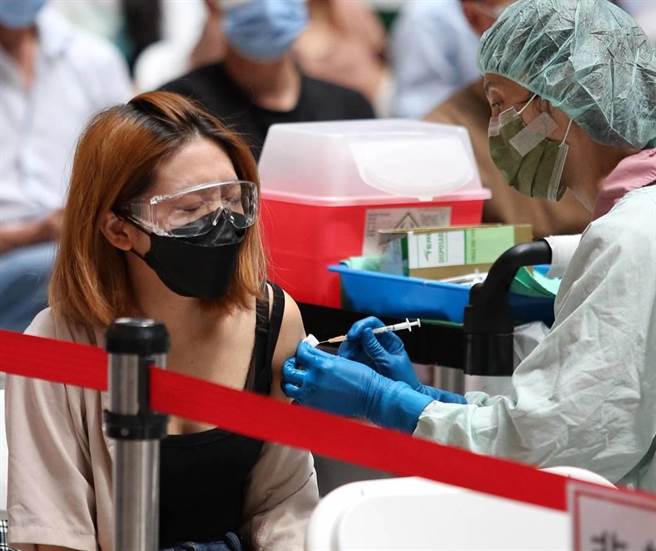 北市聯合醫院醫師姜冠宇指出，他原本認為一般人應該不用打到第四劑，但為了控制BA.4和BA.5，他建議，「打第四劑疫苗」。（示意圖／本報資料照片）