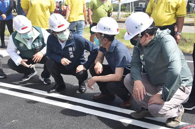 高雄市长陈其迈（左二）12日到茄萣区视察正顺北路改善工程。（林瑞益摄）
