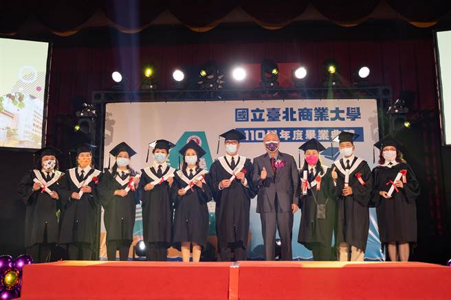 北商大拥有多元的学制，所以特别设置终生学习奖，鼓励高龄同学奋发学习的精神。（北商大提供／林志成台北传真）