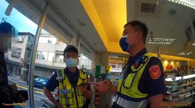 員警勸阻呂姓男子購買點數，說明是詐騙集團手法。（警方提供）