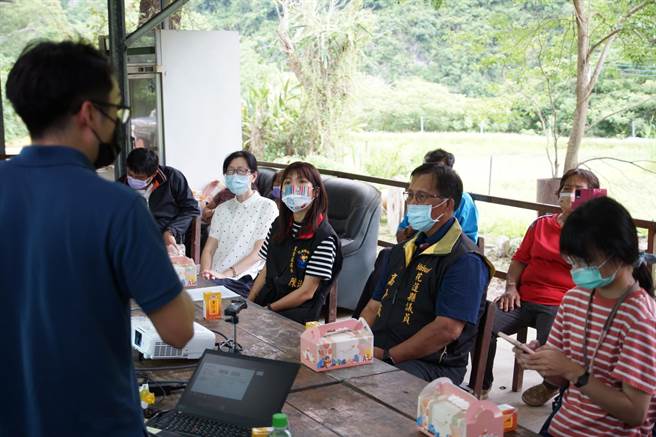 花莲卓溪南安部落近年积极採有机农法耕作稻米，并找回品种多样的传统作物「Tina（布农语称呼女性长辈」豆豆，鑑此，花莲县政府今年规画在该处设置东部首座原住民族有机农业促进区，日前也举办辅导会议，和地方农友交流访谈。（花莲县政府提供／罗亦晽花莲传真）