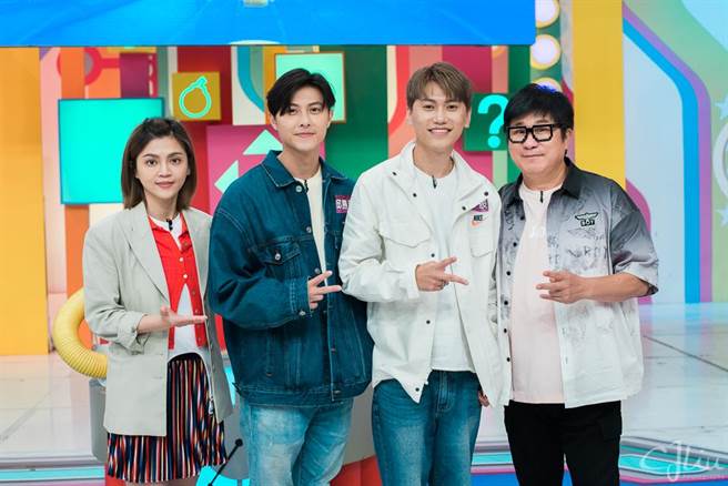 王子邱胜翊（左二）与邱宇辰（左三）在胡瓜《欢乐智多星》抢奖金。（卫视中文台提供）