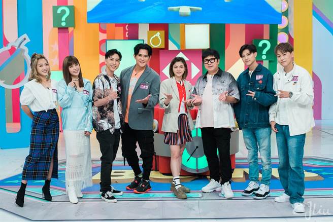 棒棒堂、黑涩会大集合，邱宇辰（左起）、王子邱胜翊、胡瓜、叶欣眉、Terry、小禄、夏宇童、贝童彤。（卫视中文台提供）