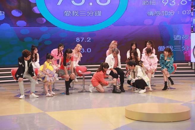 王仁甫因挑战失败，必须接受「蜜蜡除毛」的惩罚。（民视提供）