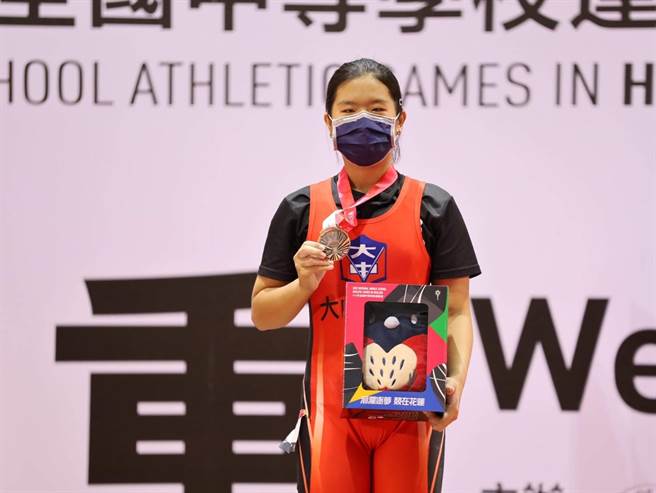 杨孟频遵从父亲遗愿，加入举重队，不仅在举重比赛有好成绩，也兼顾课业、帮母亲管理校队，回家照顾弟妹与分担家务，今年获市级总统教育奖初选特优。（台南市教育局提供／程炳璋台南传真）