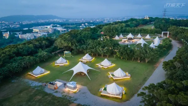 ▲入夜从空中俯勘整片纯白的神殿帐与精灵帐十分梦幻。(图/行遍天下提供)