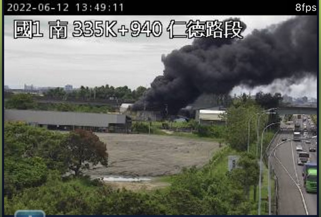 台南市仁德区一处铁皮工厂12日下午1时许起火，浓烟在国道一号仁德路段即可见。（翻摄自高公局）