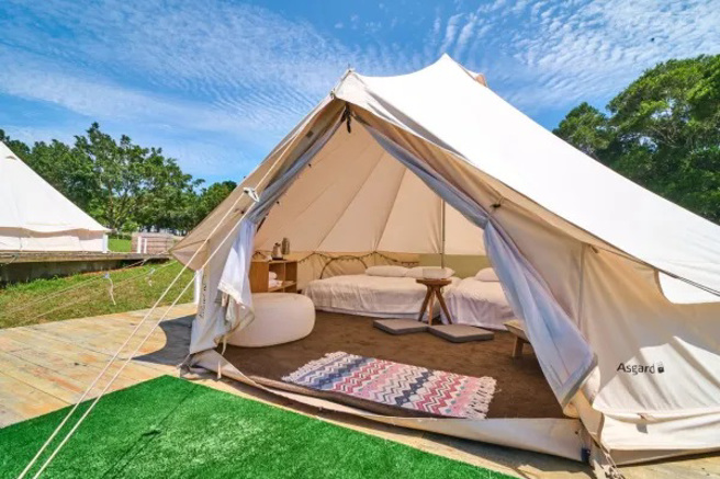 ▲神殿帐里头宽敞挑高，入住四人也完全没问题。(图/行遍天下提供)