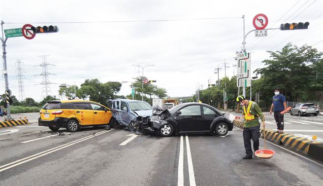林姓男子開車沿台灣大道六段往梧棲方向行駛，於台灣大道六段與榜文路口，車頭撞擊路口停等紅燈的3輛自小客車。（民眾提供／陳世宗台中傳真）