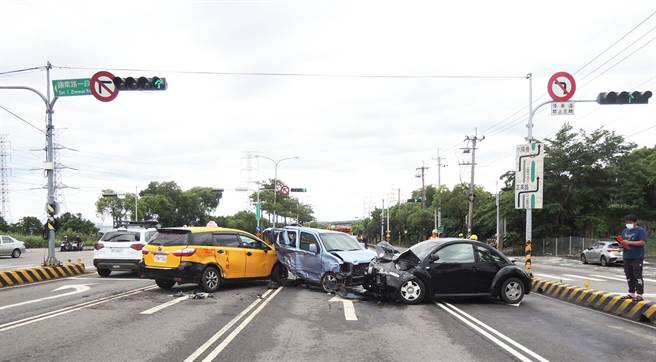 林姓男子開車沿台灣大道六段往梧棲方向行駛，於台灣大道六段與榜文路口，車頭撞擊路口停等紅燈的3輛自小客車。（民眾提供／陳世宗台中傳真）